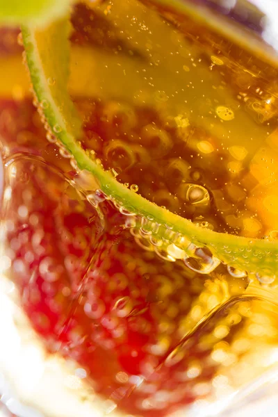 Strawberry cocktail och whisky likör glas — Stockfoto