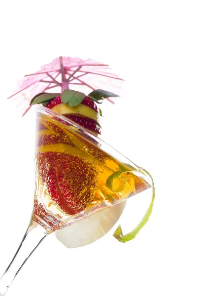 Клубничный коктейль и бокал виски — стоковое фото