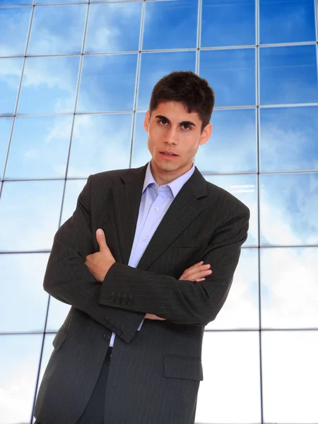 Hombre de negocios posando en edificio corporativo — Foto de Stock