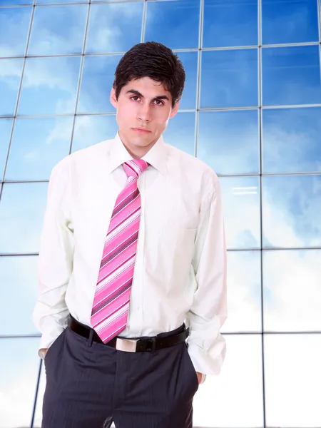 Hombre de negocios posando en edificio corporativo — Foto de Stock