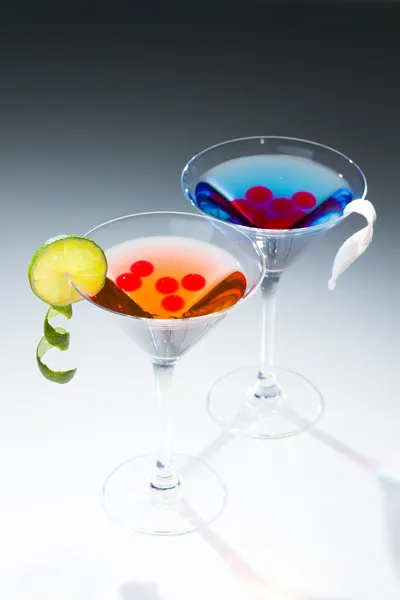 Cocktail med whisky og hindbærkugle - Stock-foto