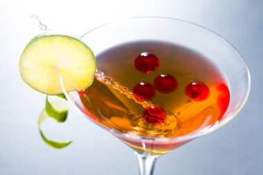 viski ve ahududu küre ile kokteyl