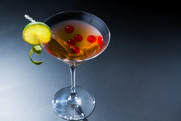 Cocktail con sfera di whisky e lampone — Foto Stock