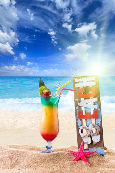 Cóctel tropical fresco en la hermosa playa —  Fotos de Stock