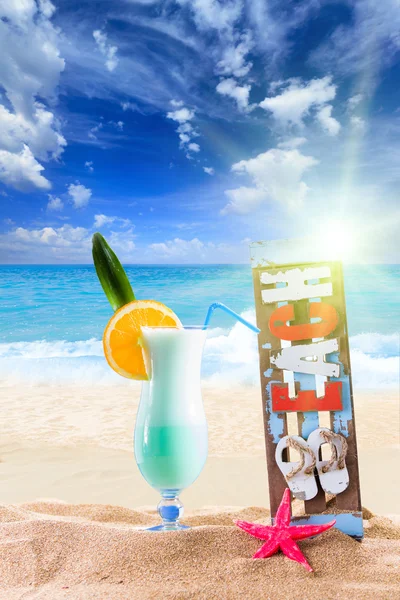 新鲜热带鸡尾酒在美丽的沙滩上 — 图库照片