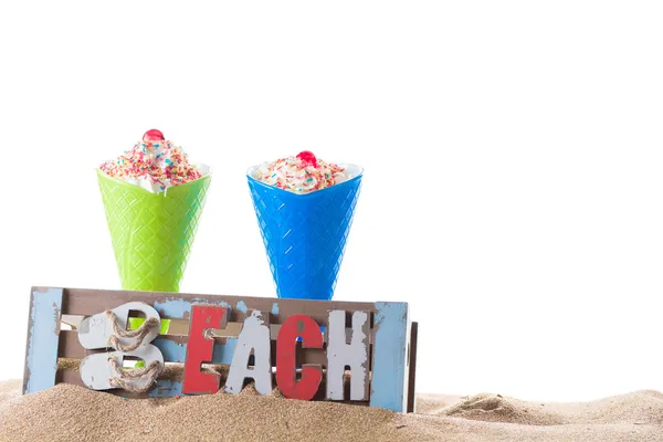 Icecream kegel op het strand — Stockfoto