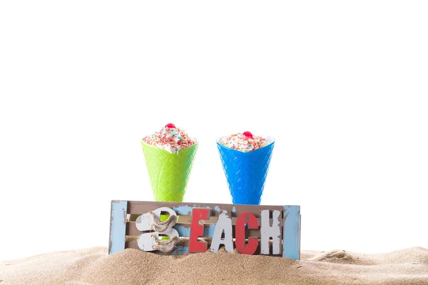 Icecream kegel op het strand — Stockfoto