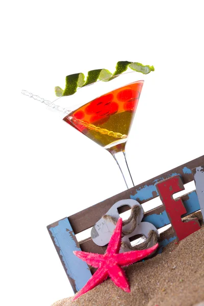 Свежий коктейль на пляже - молекулярная смесь — стоковое фото