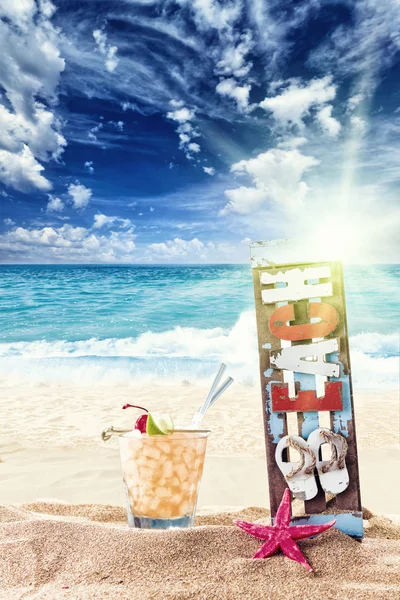 Свежий тропический коктейль на прекрасном пляже — стоковое фото