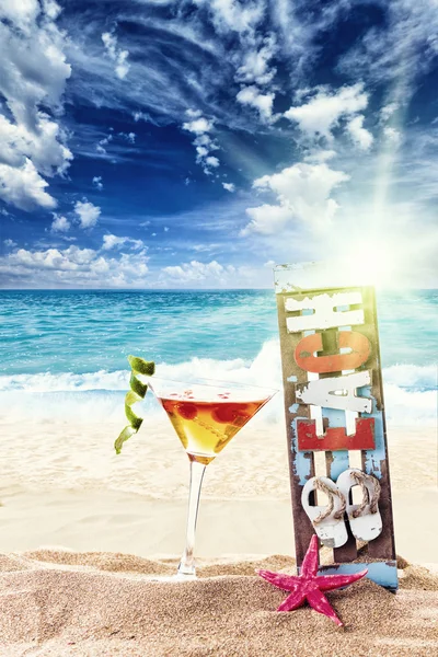 Свежий тропический коктейль на прекрасном пляже — стоковое фото