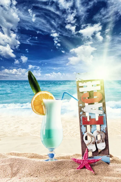 Frischer tropischer Cocktail am schönen Strand — Stockfoto