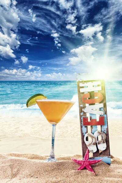 Cocktail tropicale fresco sulla bellissima spiaggia — Foto Stock