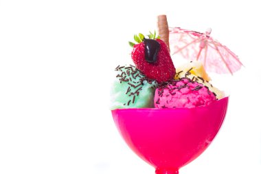 Dondurma beyaz arka planda.