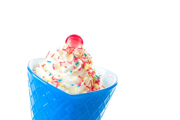 Вкусное мороженое в чашке на белом — стоковое фото