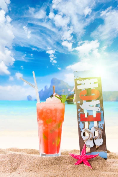 Fresh tropical cocktail on beautiful beach — Stock Photo, Image