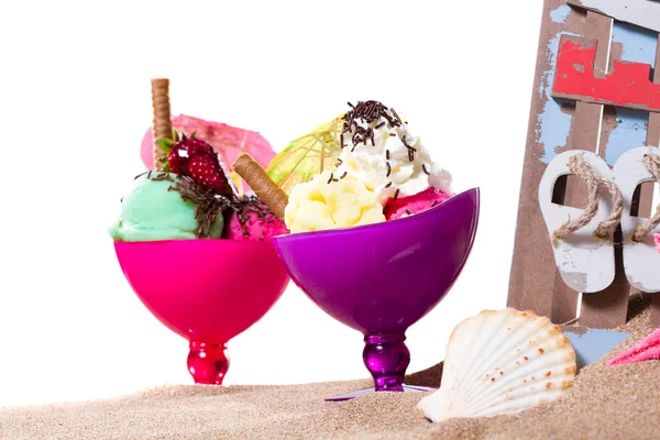 Dvě zmrzliny v krabici na pláži — Stock fotografie