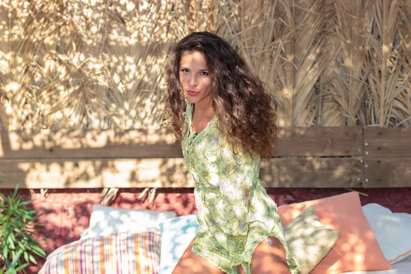 Mujer en el salón de verano — Foto de Stock