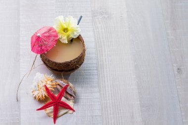 Hindistan cevizi kokteyl, deniz yıldızı ve kabukları güverte