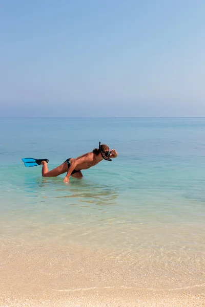 Mergulhador engraçado na praia — Fotografia de Stock