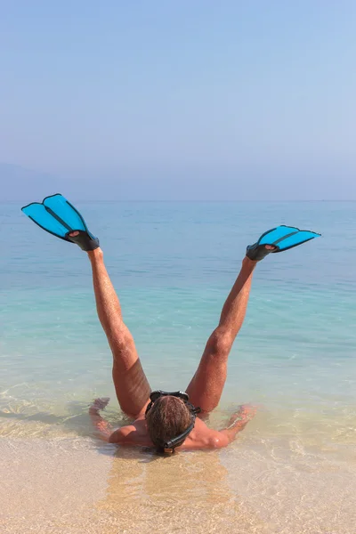 Mergulhador engraçado na praia — Fotografia de Stock