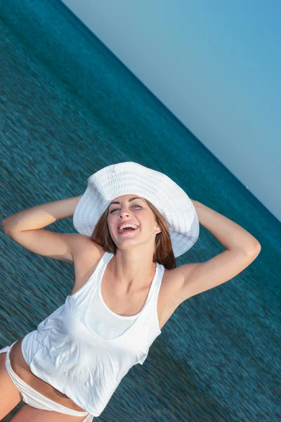 Vrouw op het strand — Stockfoto