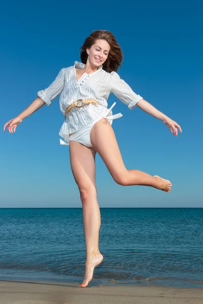 Femme sur la plage — Photo