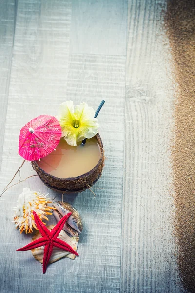 Kokosový koktejl na pláži — Stock fotografie
