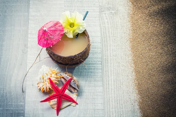 Coctel de coco en la playa —  Fotos de Stock