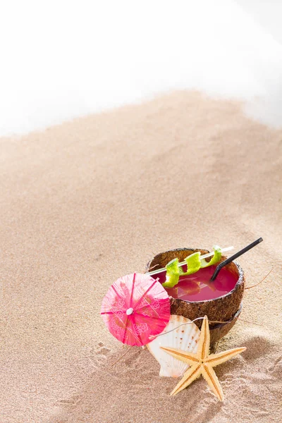 Καρύδα κοκτέιλ στην παραλία — Φωτογραφία Αρχείου