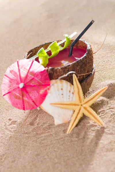 Kokoscocktail am Strand — Stockfoto