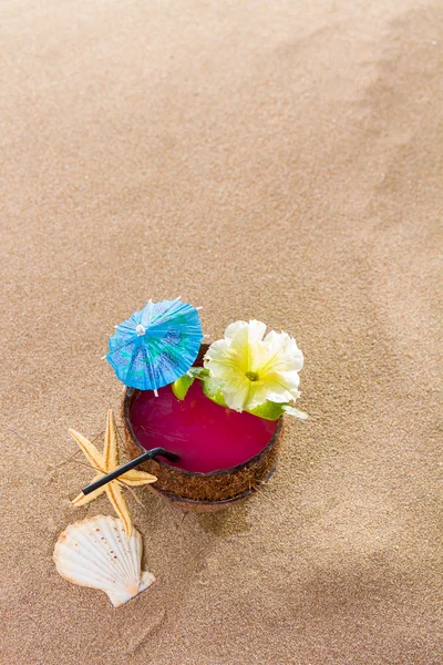 Cocktail di cocco sulla spiaggia — Foto Stock