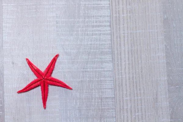 Primer plano de la estrella de mar roja en la cubierta de madera vieja — Foto de Stock