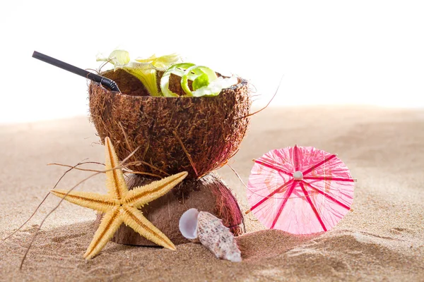 Cocktail di cocco sulla spiaggia — Foto Stock