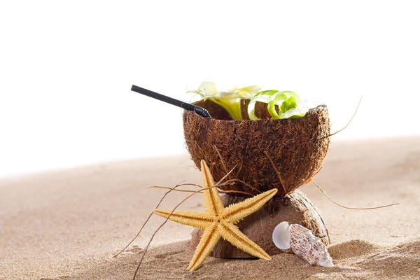 Кокосовый коктейль на пляже — стоковое фото