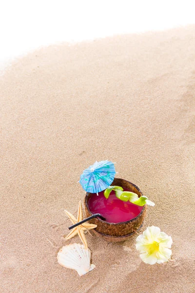 Kókuszkoktél a tengerparton — Stock Fotó