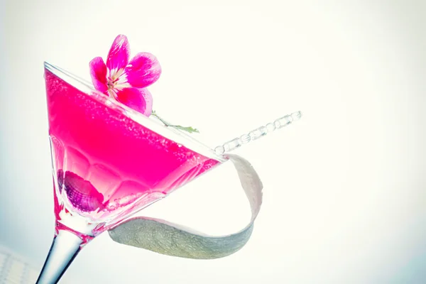 Cocktail avec caviar et fleur — Photo