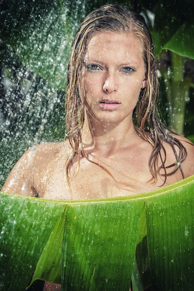 Vrouw in tropische douche — Stockfoto