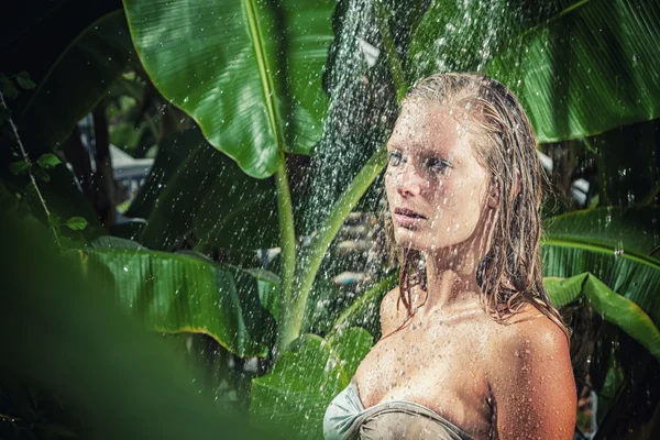 Kobieta w prysznic tropikalny — Zdjęcie stockowe