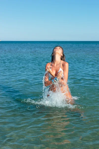 Retrato de uma mulher com belo corpo na praia — Fotografia de Stock