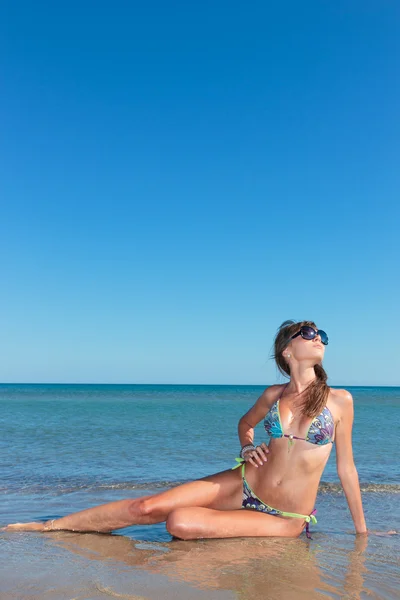 Ritratto di donna con bel corpo sulla spiaggia — Foto Stock