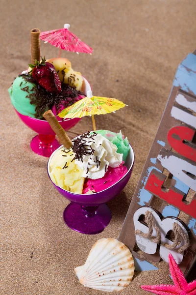 Dos helados en una caja en la playa — Foto de Stock