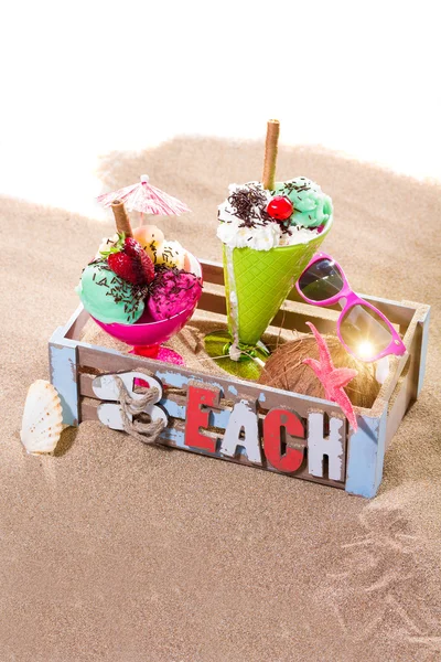 Dos helados en una caja en la playa — Foto de Stock