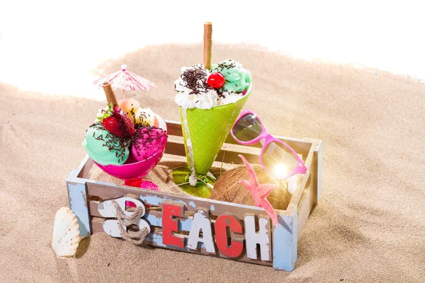 在海滩上的框中的两个冰淇淋 — 图库照片