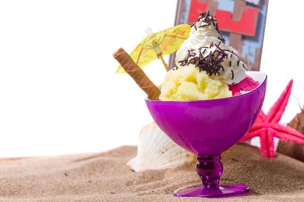 Ijsjes in een vak op het strand — Stockfoto