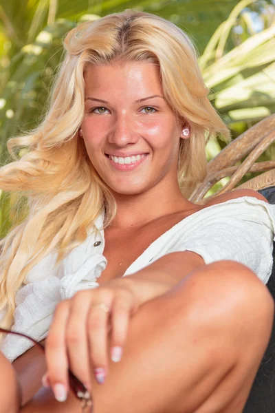 Woman relaxing at summer resort — Stock Photo, Image