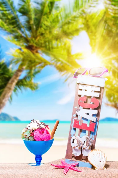 Ice cream on the tropical beach — Stock Photo, Image