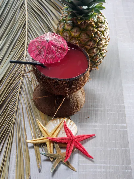 Кокосовый коктейль, морская звезда и ракушки на палубе — стоковое фото