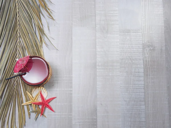 椰子鸡尾酒、 海星和甲板上的贝壳 — 图库照片