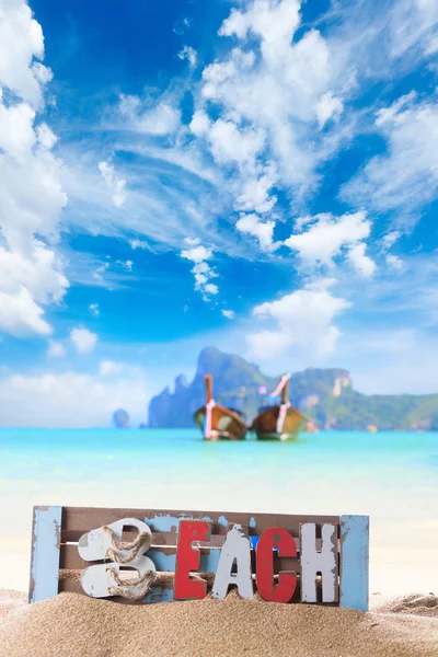 Longtail lodí na pláži tropického moře. — Stock fotografie