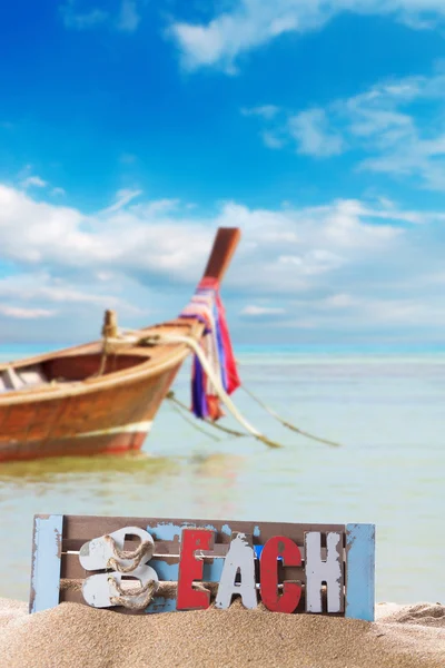 Longtail boot op de zee tropisch strand. — Stockfoto